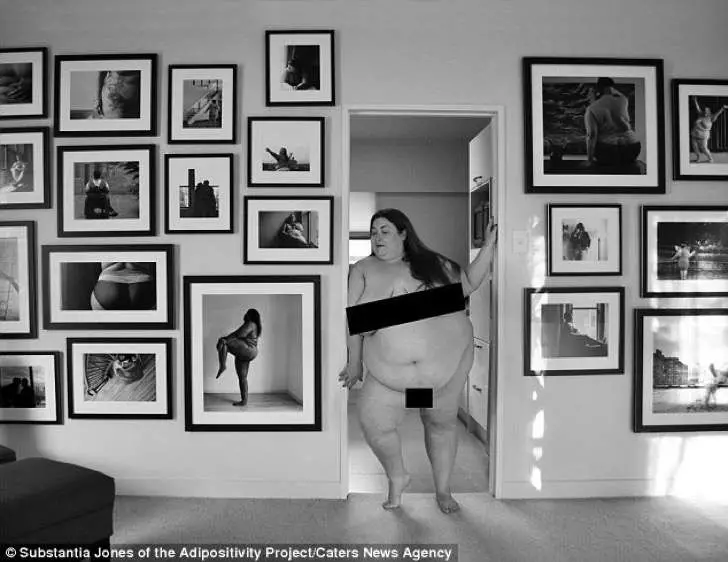 3af45f1000000578-3993448-a_plus_size_model_poses_in_a_room_full_of_ms_jones_s_work_the_ph-a-15_1480690816560-2
