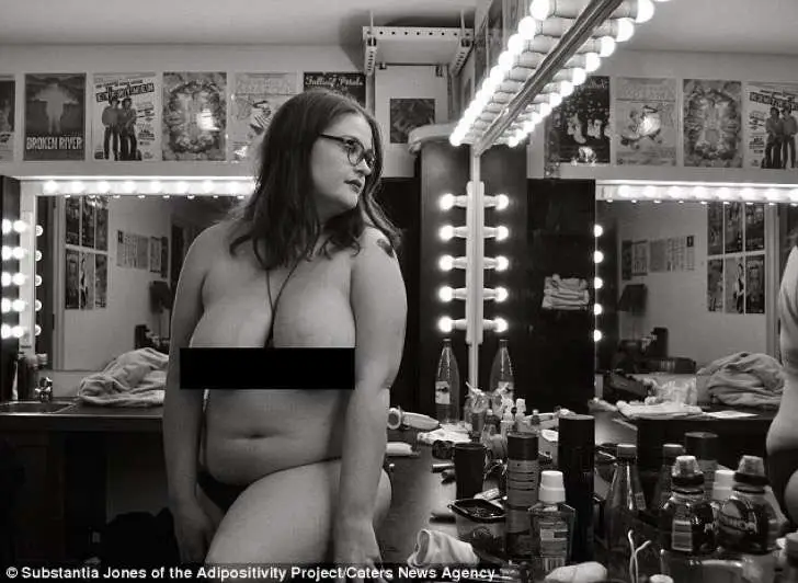 3af45f2c00000578-3993448-a_model_poses_nude_in_a_theatre_dressing_room_photographer_subst-a-12_1480690773079-2