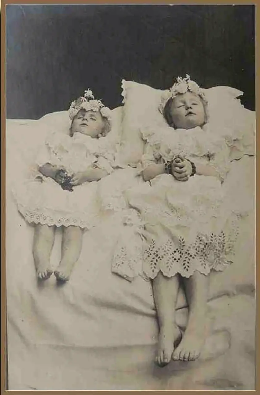 фото умерших родственников в доме