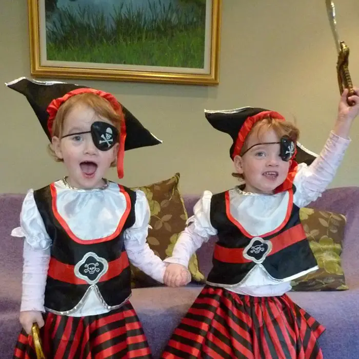 twins-girls-freak-out-hotel-guest-poppy-isabella-9