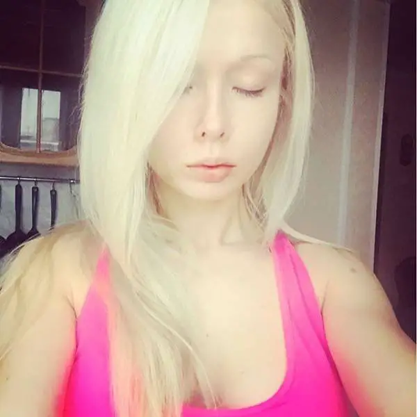 ukrainian_barbie_girl_has_revealed_her_nomakeup_photos_640_09