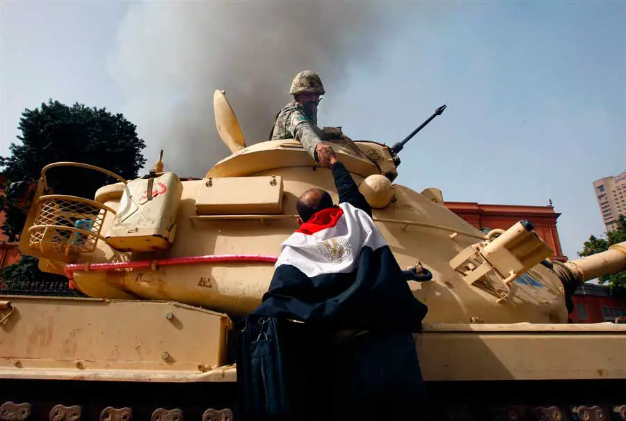 Egipcios-felicitan-a-soldados-luego-de-que-se-negaran-a-abrir-fuego-a-civiles.-El-Cairo-Egipto-2011.