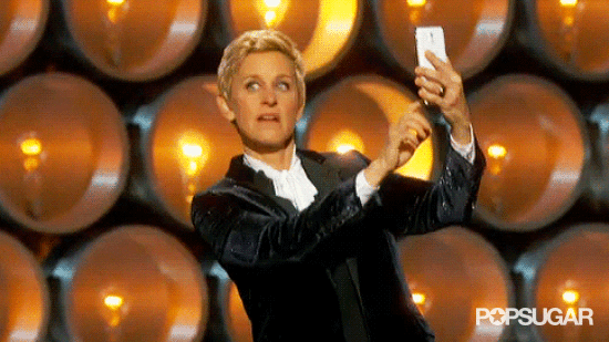 Ellen-machte-ein-Selfie-auf-der-Bühne-und-nutzte-Blessed-als-Hashtag
