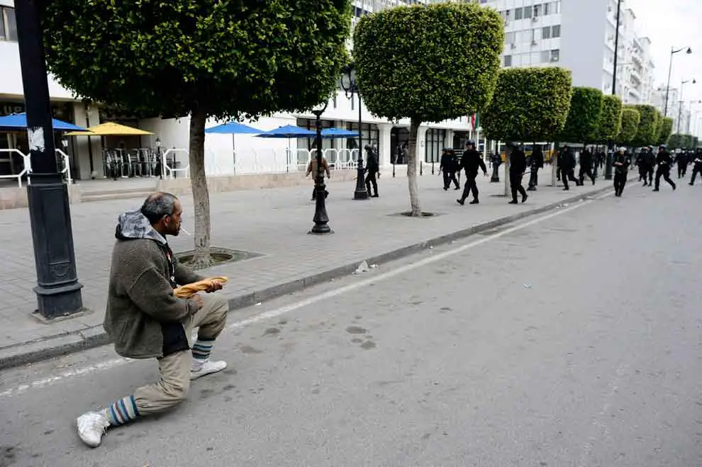Un-hombre-turco-mantiene-a-raya-a-la-policía-con-una-baguette-durante-la-revolución.