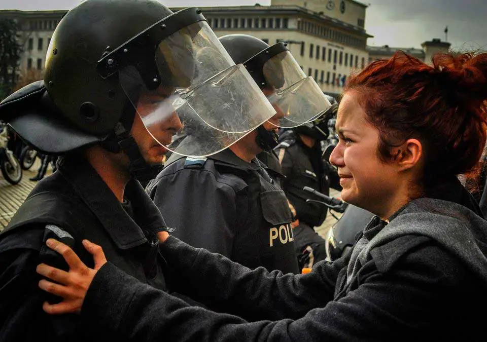 Un-policía-y-un-manifestante-lloran-juntos.-Sofia-Bulgaria-2013.