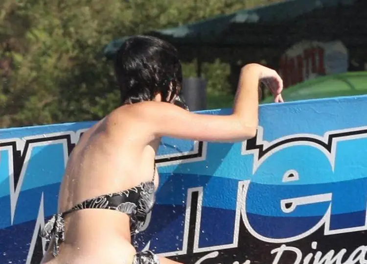 7. Katy Perry en la piscina.