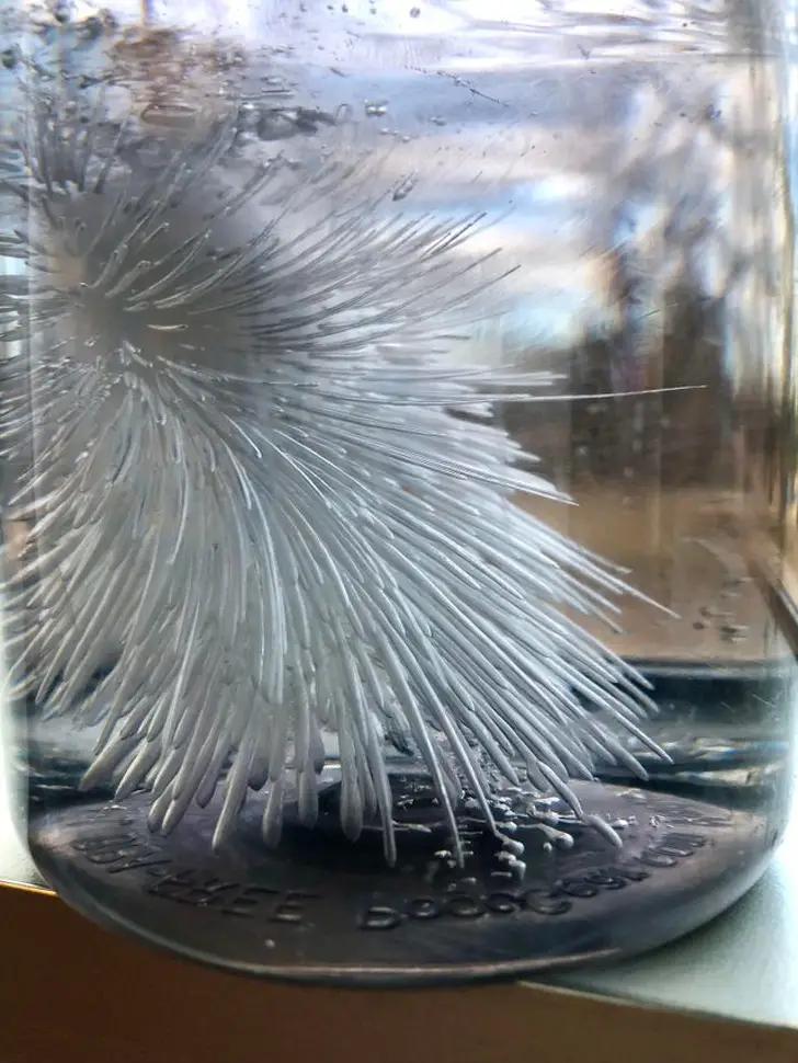 Замерзающая вода в бутылке. Замерзшая вода. Кристаллизация воды. Замороженная вода. Замерзшая Святая вода.