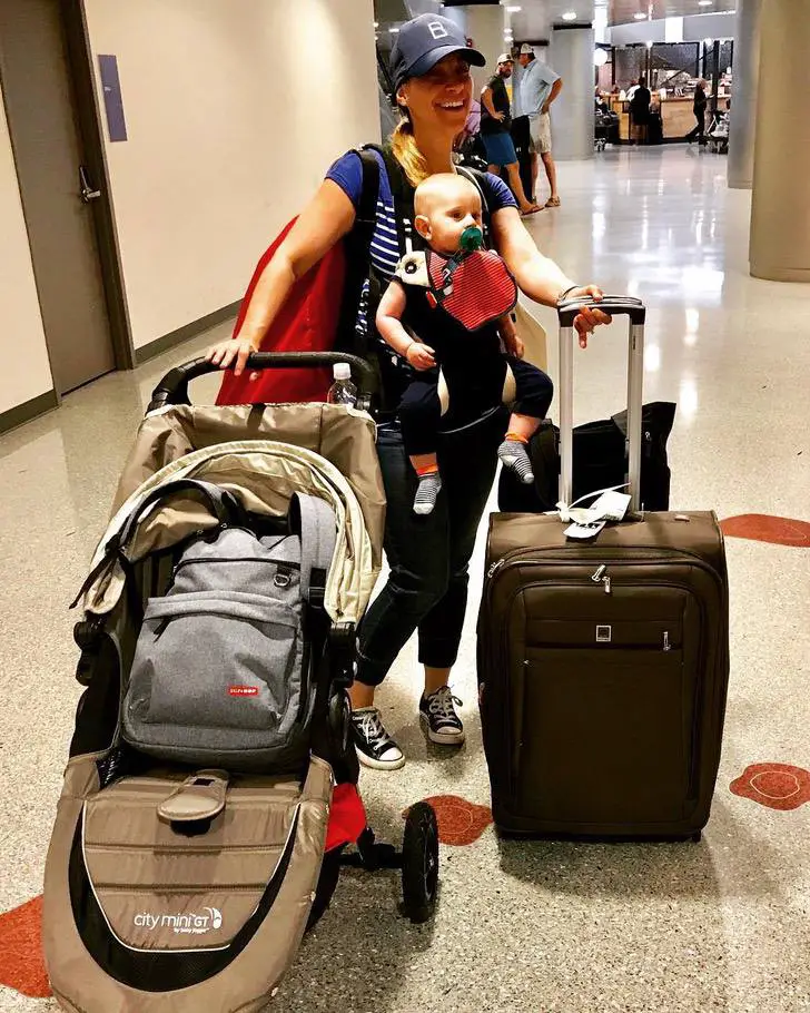 Можно сдать коляску. Коляска в аэропорту для ребенка. Мама с ребенком в аэропорту. Коляска для багажа. Чемодан с сиденьем для ребенка.