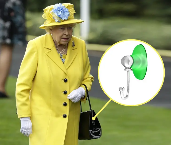 10 Pruebas que nos muestran que la reina de Inglaterra también tiene hábitos extraños