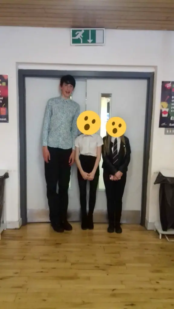 20 Personas muy altas comparten sus dificultades diarias en divertidas